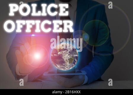 Schriftliche Mitteilung mit Polizeibeamten. Geschäftskonzept für eine Demonstration, wer ein Beamter des Strafverfolgungsteams Ist, Elemente dieses Bildes liefern Stockfoto