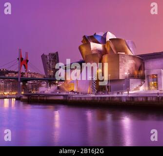 Blick auf das Guggenheim Museum über die Flussmünde des Nervion. Bilbao, Spanien Stockfoto