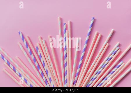 Gestreifte trinken Strohhalme in verschiedenen Farben in der Zeile auf gelbem Hintergrund. Minimalismus Konzept. Pop Art Stil. Flach mit Strohhalm für drinki verwendet Stockfoto