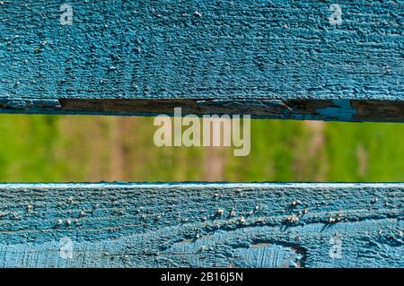 Verschwommener Hintergrund zwischen zwei alten, blau gestrichenen Platten. Der ursprüngliche Hintergrund.Weichzeichnen. Stockfoto