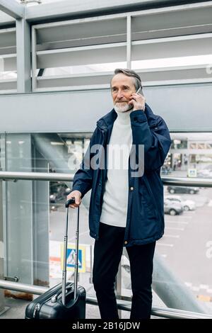 Leitender Mann mit Handy in der Stadt Stockfoto