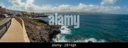 Extra großes Panorama von La Isleta ein warmer sonniger Tag mit blauem Himmel und weißen Wolken. Las Palmas, Las Canteras Strand, Gran Canaria Stockfoto