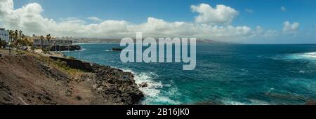 Extra großes Panorama von La Isleta ein warmer sonniger Tag mit blauem Himmel und weißen Wolken. Las Palmas, Las Canteras Strand, Gran Canaria Stockfoto