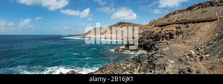 Extra großes Panorama von La Isleta ein warmer sonniger Tag mit blauem Himmel und weißen Wolken. Las Palmas, Der Strand von Confital, Gran Canaria Stockfoto