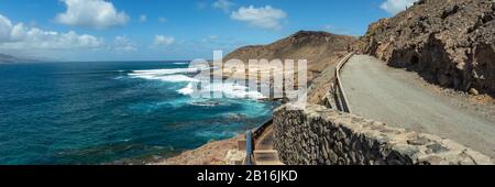 Extra großes Panorama von La Isleta ein warmer sonniger Tag mit blauem Himmel und weißen Wolken. Las Palmas, Der Strand von Confital, Gran Canaria Stockfoto