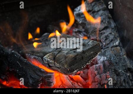 Schwelkohle in Grillnähe Stockfoto
