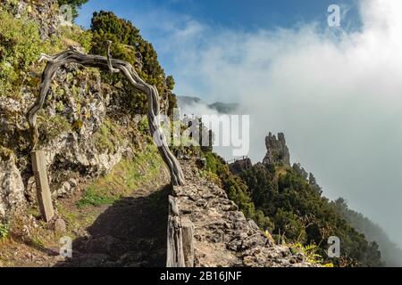 Alten ländlichen Trail in den Bergen der Insel. Abend Wolken und Nebel kriecht auf den bewaldeten Hügeln im Hintergrund. Warmen gemütlichen Abend in Stockfoto