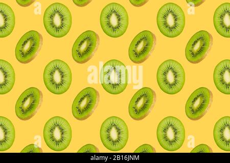 Nahtloses Lebensmittelmuster mit frischen Früchten auf neongelbem Hintergrund Stockfoto