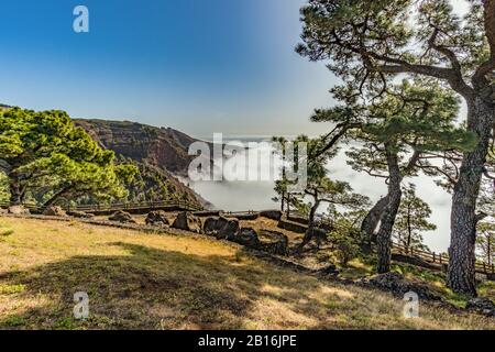 Mirador de Las Playas liegt im Kiefernwald auf der Insel El Hierro. Ansichten vom Punkt über den Wolken spezialisieren. Kanarische Inseln, Spanien Stockfoto