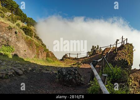 Alten ländlichen Trail in den Bergen der Insel. Abend Wolken und Nebel kriecht auf den bewaldeten Hügeln im Hintergrund. Warmen gemütlichen Abend in Stockfoto