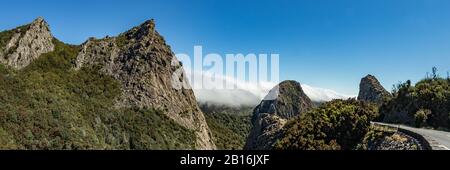 Panoramablick auf Die Rocks - Los Roques in La Gomera. Ein Vulkanschnack, auch Vulkanhals oder Lavahalm genannt, ist ein vulkanisches Objekt, das beim Ma entsteht Stockfoto