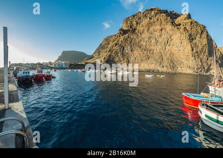 Strand und Hafen von Playa De Vueltas mit Yacht- und Fischerbooten am atlantik in La Gomera. Ein beliebter Urlaubsort für Touristen und Einheimische. Vall Stockfoto