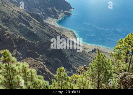 Mirador de Las Playas liegt im Kiefernwald auf der Insel El Hierro. Spektakuläre Ausblicke vom Punkt über den Wolken. Kanarische Inseln, Spanien Stockfoto