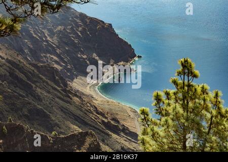 Mirador de Las Playas liegt im Kiefernwald auf der Insel El Hierro. Spektakuläre Ausblicke vom Punkt über den Wolken. Kanarische Inseln, Spanien Stockfoto