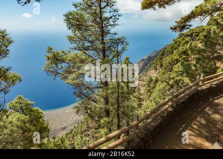 Mirador de Las Playas liegt im Kiefernwald auf der Insel El Hierro. Spektakuläre Ausblicke vom Punkt über den Wolken. Kanarische Inseln, Spanien Stockfoto