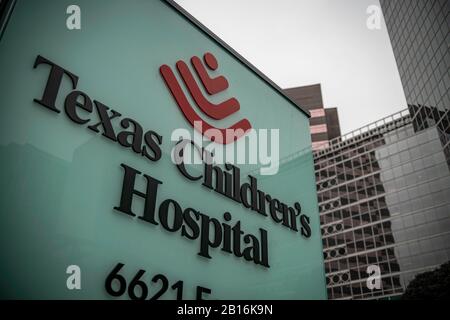 Houston, Texas - 11. Februar 2020: Schild und Logo des Texas Children's Hospital Stockfoto