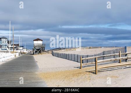 Schützende, speziell entwickelte Sanddünen, die 2019 in Lavallette, New Jersey USA, gebaut wurden. Solche Dünen sind erforderlich, nachdem Superstorm Sandy im Jahr 2012 getroffen hatte. Stockfoto