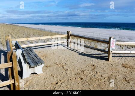 Schützende, speziell entwickelte Sanddünen, die 2019 in Lavallette, New Jersey USA, gebaut wurden. Solche Dünen sind erforderlich, nachdem Superstorm Sandy im Jahr 2012 getroffen hatte. Stockfoto