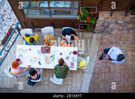 Amasya/Türkei - 09. August 2019: Draufsicht auf einen Tisch mit schmutzigen Tellern nach dem Mittagessen, Gabeln und Löffeln nach dem Essen im Restaurant. Leute che Stockfoto