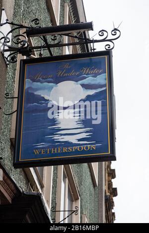 Außen angebrachtes Schild für Den Mond Unter Wasser im öffentlichen Haus in Wigan Lancashire Juli 2019 Stockfoto