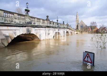 River Severn an der English Bridge Flooding in Shrewsbury, Shropshire, England. Februar 2020 Stockfoto