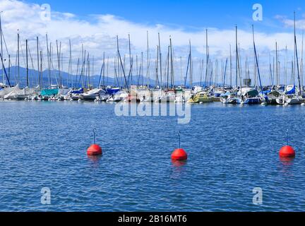 Teil von Yachten und Booten im Ouchy-Hafen mit dem blauen Frühlingskimmel im Hintergrund. Lausanne, Schweiz Stockfoto