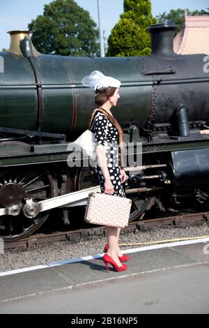 Frau in den 1940er Jahren Kleid von EINEM Dampfzug Severn Valley Eisenbahn England GB Stockfoto