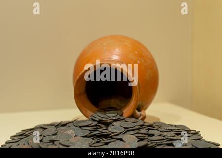 Amasya/Türkei - 09. August 2019: Alte Münzen mit Krug im Museum Stockfoto