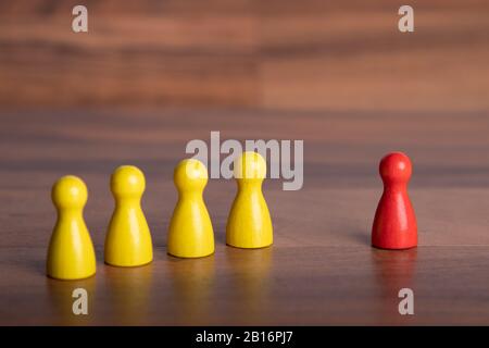 Holzfiguren für ein Team und eine eigene Person oder Meinung Stockfoto