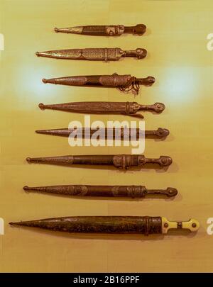 Antike römische, mittelalterliche, osmanischen Stil Messer, Dolche und Schwerter in einer Sammlung. Stockfoto