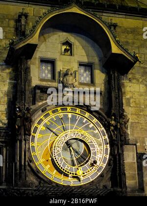 Detailfoto der Astronomischen Uhr am Turm des Alten Rathauses, am Altstädter Ring, Prag, Tschechien. Stockfoto