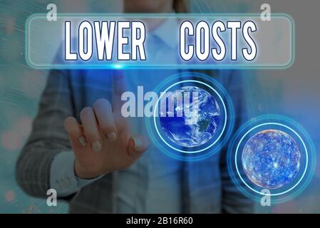 Textschild mit geringeren Kosten. Business Fototext das Unternehmen legt niedrige Preise fest, um das Produkt deanalysisd zu verbessern Stockfoto