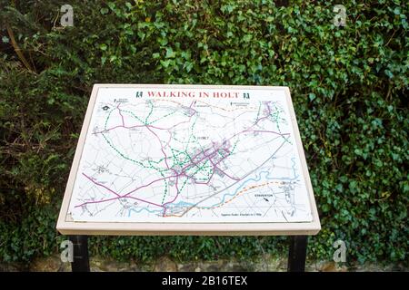 Eine Informationstafel mit einer detaillierten Karte des Gebiets mit dem Titel "Walking in holt", die Wanderungen durch und um das Dorf holt in Wiltshire zeigt Stockfoto