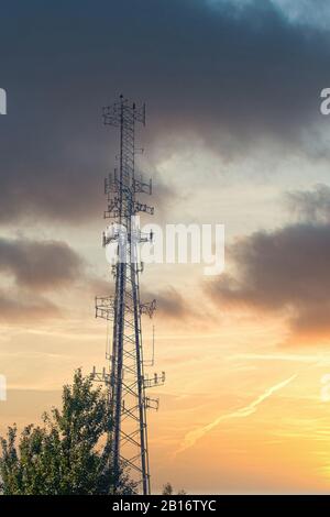 Ein Handy-Turm gegen einen klaren blauen Himmel Stockfoto