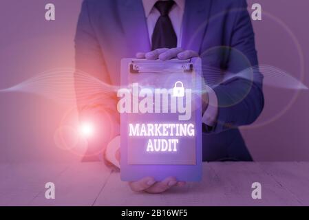 Textzeichen mit Marketing-Audit. Geschäftliche Fototexte Untersuchung und Analyse der Marketingaktivitäten Stockfoto