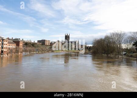 23/02/20120, Sabrina Bridge, Worcester England UK, die Überschwemmungen nehmen ab, und das Hochwasser fällt ab. Stockfoto