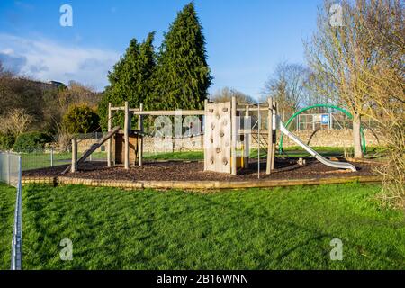 Ein Stück Spielausrüstung in einem Kinderpark mit einer Kletterwand aus Holz, Brücke, Rampen, einem Gerangel und Metallrutsche in bradford auf avon Wilt Stockfoto