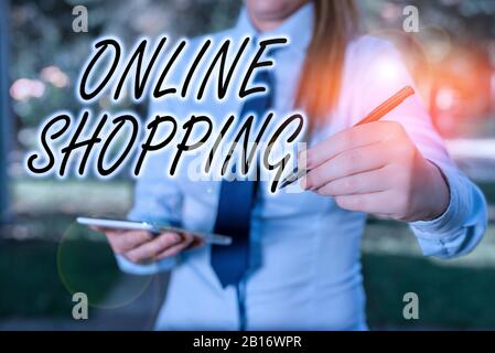 Handschrifterkennung Online-Shopping. Konzeptionelle Fotoabnehmer kaufen Waren direkt von einem Verkäufer über das Internet Frau in einem blauen Business-Shirt Stockfoto
