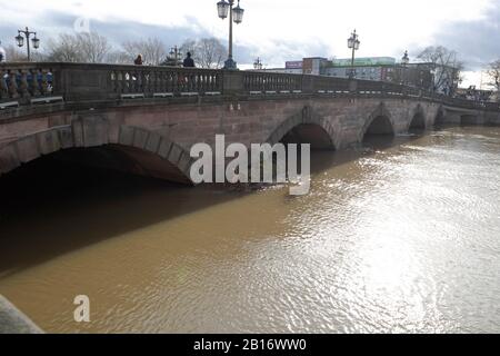 23/02/20120, Sabrina Bridge, Worcester England UK, die Überschwemmungen nehmen ab, und das Hochwasser fällt ab. Stockfoto