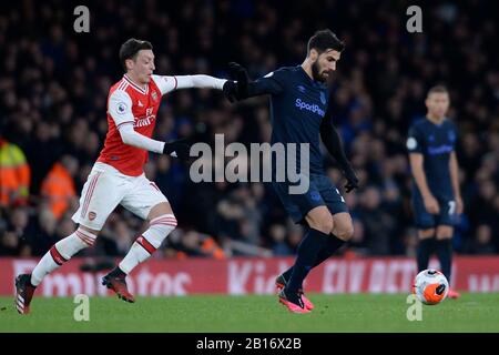 Mesut Ozil von Arsenal und Andre Gomes von Everton im Einsatz während des Premier-League-Spiels zwischen Arsenal und Everton im Emirates Stadium in London, Großbritannien - 16. Februar 2020 Kredit: Action Foto Sport/Alamy Live News Stockfoto