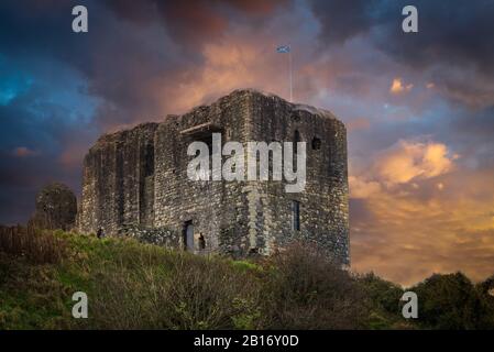 Die alten und fast verderblichen Ruinen von Dundonald Castle, die stolz über der Stadt Dundonald in South Ayrshire Scotland liegt, die am Ende von eingenommen wurde Stockfoto