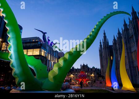 Vor dem Marischal College SPECTRA, dem schottischen Festival of Light, kehrt das schottische „Creatures from the Deep“-Festival nach Aberdeen zurück Stockfoto