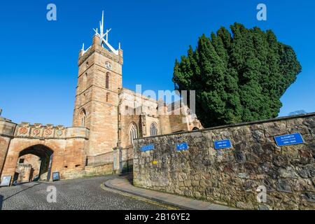 Cala Homes, Linlithgow Palace St. Michaels Kirche Stockfoto