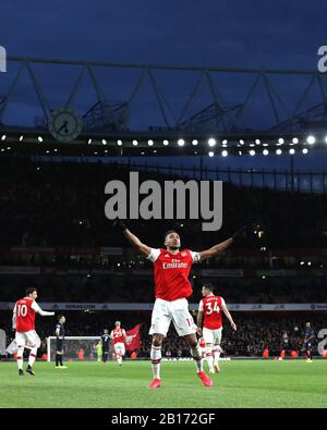 London, Großbritannien. Februar 2020. Pierre-Imarick Aubameyang (A) wendet sich an die Fans, nachdem er am 23. Februar 2020 beim Spiel Arsenal gegen Everton English Premier League im Emirates Stadium, London, Großbritannien, das dritte Tor von Arsenal (3:2) erzielt hatte. *nur redaktionelle Verwendung, Lizenz für kommerzielle Nutzung erforderlich. Keine Verwendung bei Wetten, Spielen oder einer einzelnen Club-/Liga-/Spielerpublikationen * Gutschrift: Paul Marriott/Alamy Live News Stockfoto