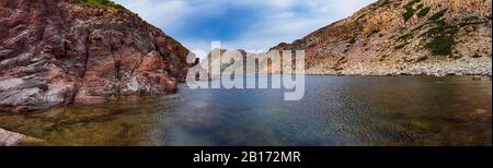 Panorama 189 Grad Blick auf Cala Fico - EINE malerische und wilde felsige Bucht mit riesigen Klippen über dem Meer auf der Insel San Pietro in der Region Sardinien - Es Stockfoto