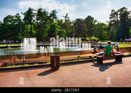 Moskau, Russische Föderation - 2. August 2017: Lifestyle im Sokolniki Park in Moskau, Menschen und Touristen genießen den Tag der Marinemänner der Armee der Marine Stockfoto