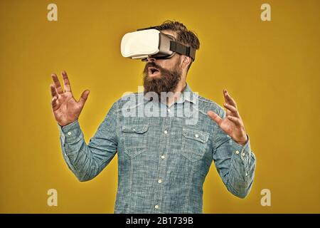 Virtuelle Realität ist wirklich hier. Bärtiger Mann tragen virtual reality Headset. Hipster virtuelle Realität gelben Hintergrund erkunden. Virtual Reality Technologie und Zukunft. VR-Kommunikation. Video Training. Stockfoto