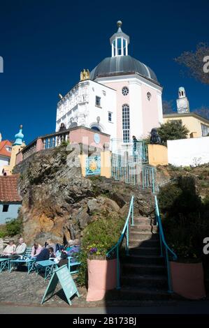 Portmeirion Village wurde als Drehort für die TV-Serie „The Prisoner“ aus den 1960er Jahren mit Patrick McGoohan in Gwynedd, North Wales, Großbritannien, genutzt Stockfoto