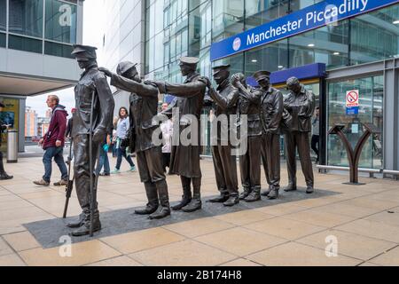 Die Skulptur des Kriegsdenkmals, "Sieg Über Die Blindheit", erinnert an das hundertjährige Jubiläum des Ersten Weltkriegs. Manchester Piccadilly Station, Lancashire, Stockfoto