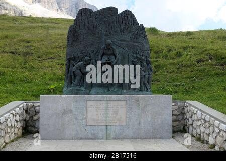 Denkmal für Fausto Coppi am Pordoi-Pass in den Dolomiten Norditalien Stockfoto